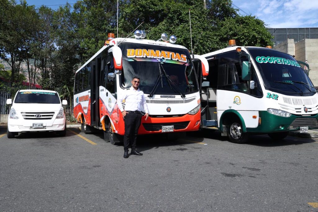 Jefferson y su bus Jefferson participa en la caravana de los conductores en su devoción y amor a la Virgen del Carmen (12)