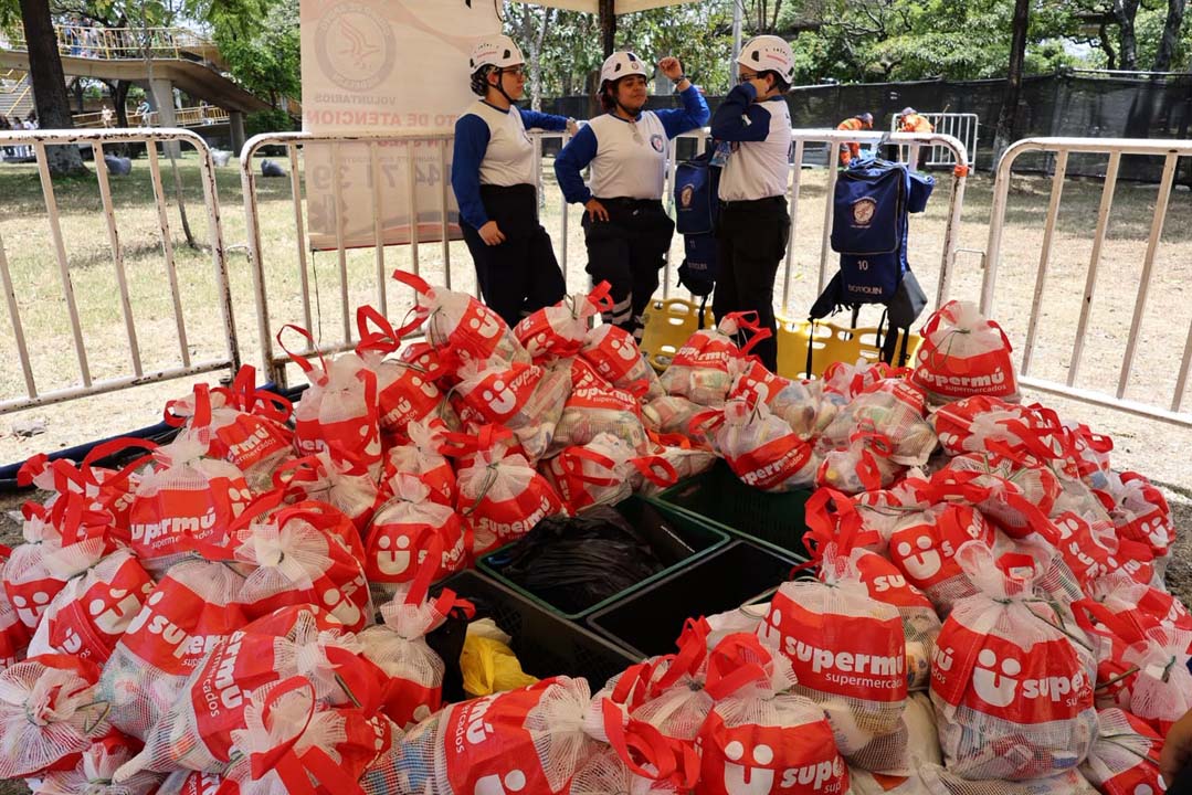 Antes de la entrada principal del centro de eventos, cerca del puente peatonal que da a la calle San Juan, hubo un punto de acopio de donaciones en especie Colombia, Medellín Te Quiere el concierto en el que miles de personas expresaron su solidaridad (1)