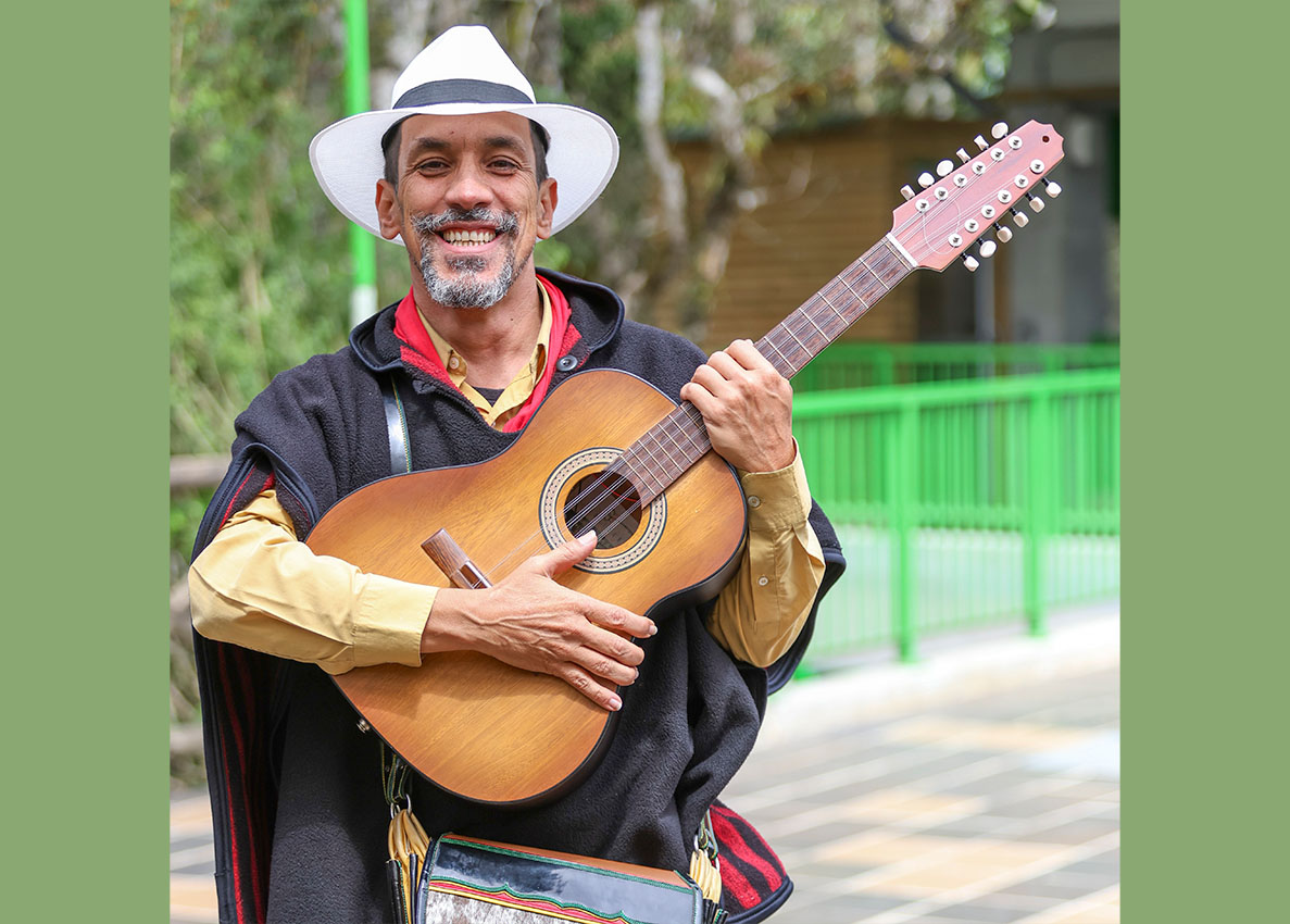 Edwin Montoya, miembro de la Red Cultural Santa Elena, entidad que apoya al Centro Educativo El Placer y otras instituciones educativas del corregimiento en la protección de la cultura silletera. Edwin Montoya, miembro de la Red Cultural Santa Elena, entidad que apoya al Centro Educativo El Placer y otras instituciones educativas del corregimiento en la protección de la cultura silletera.