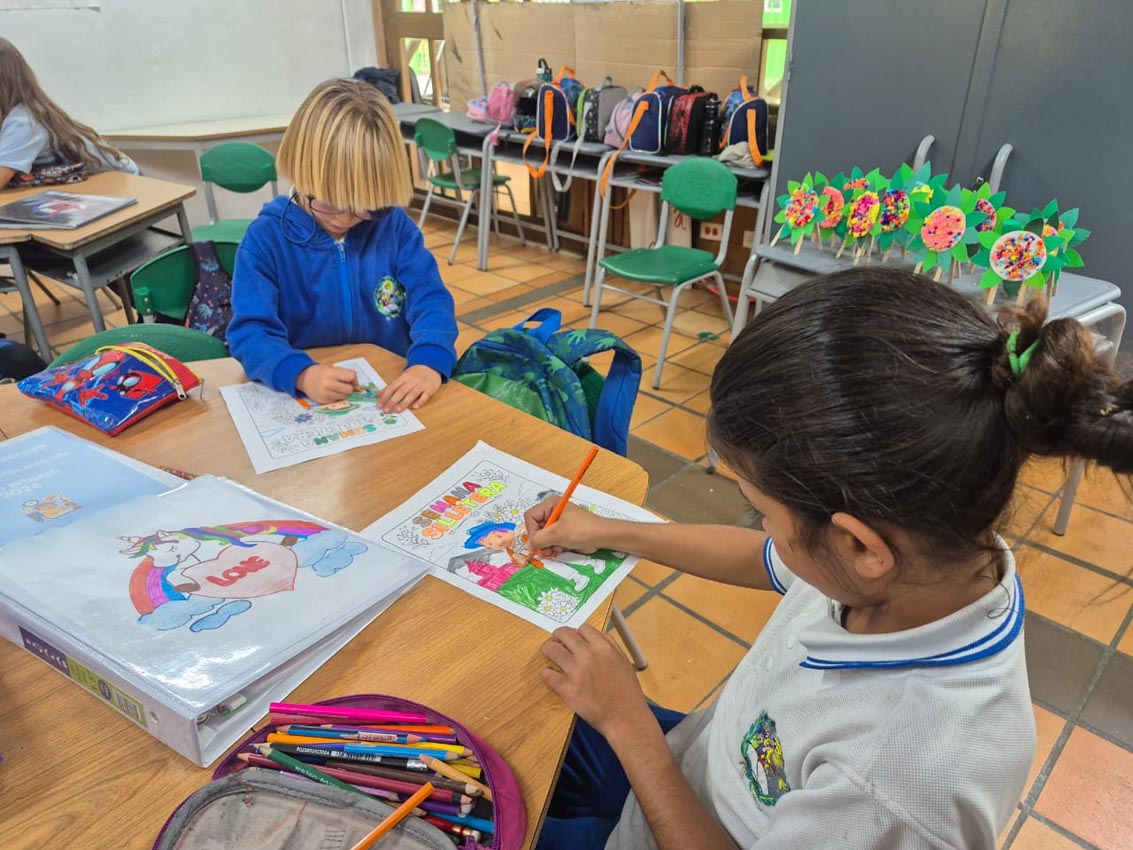 Las pequeñas silletas sobre el escritorio y las figuras para colorear acerca de la Semana Silletera son ejemplos de la forma como salvaguardan la cultura silletera en el Centro Educativo El Placer Las pequeñas silletas sobre el escritorio y las figuras para colorear acerca de la Semana Silletera son ejemplos de la forma como salvaguardan la cultura silletera en el Centro Educativo El Placer.