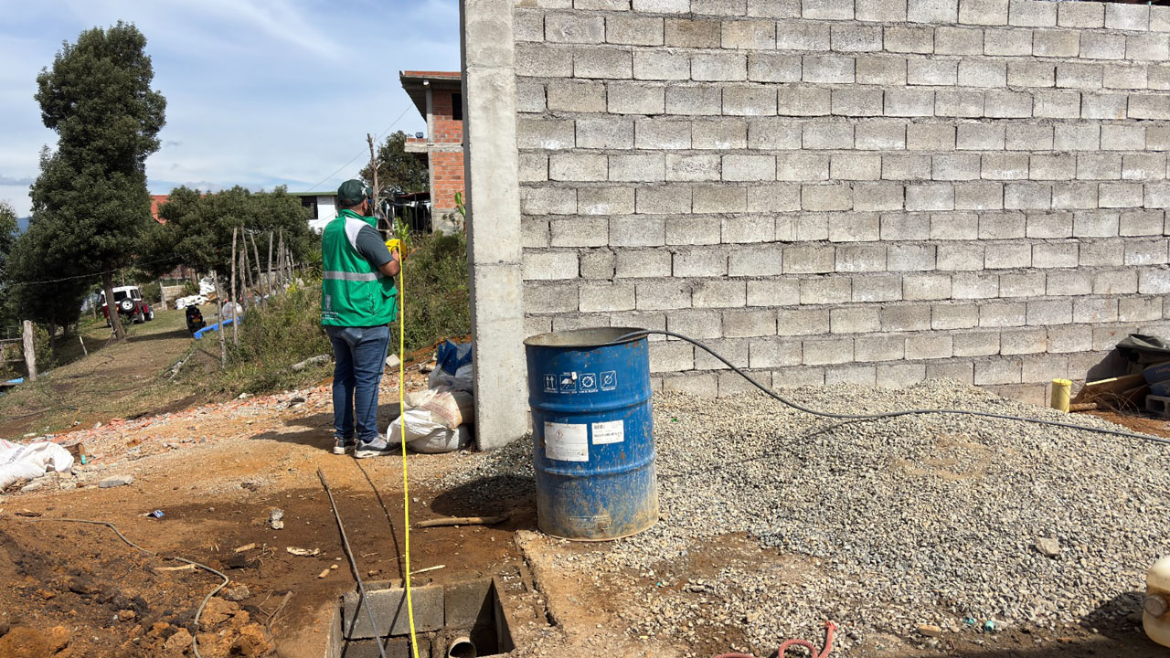 Imagen Alcaldía de Medellín suspendió cuatro construcciones sin licencia en Santa Elena (1)