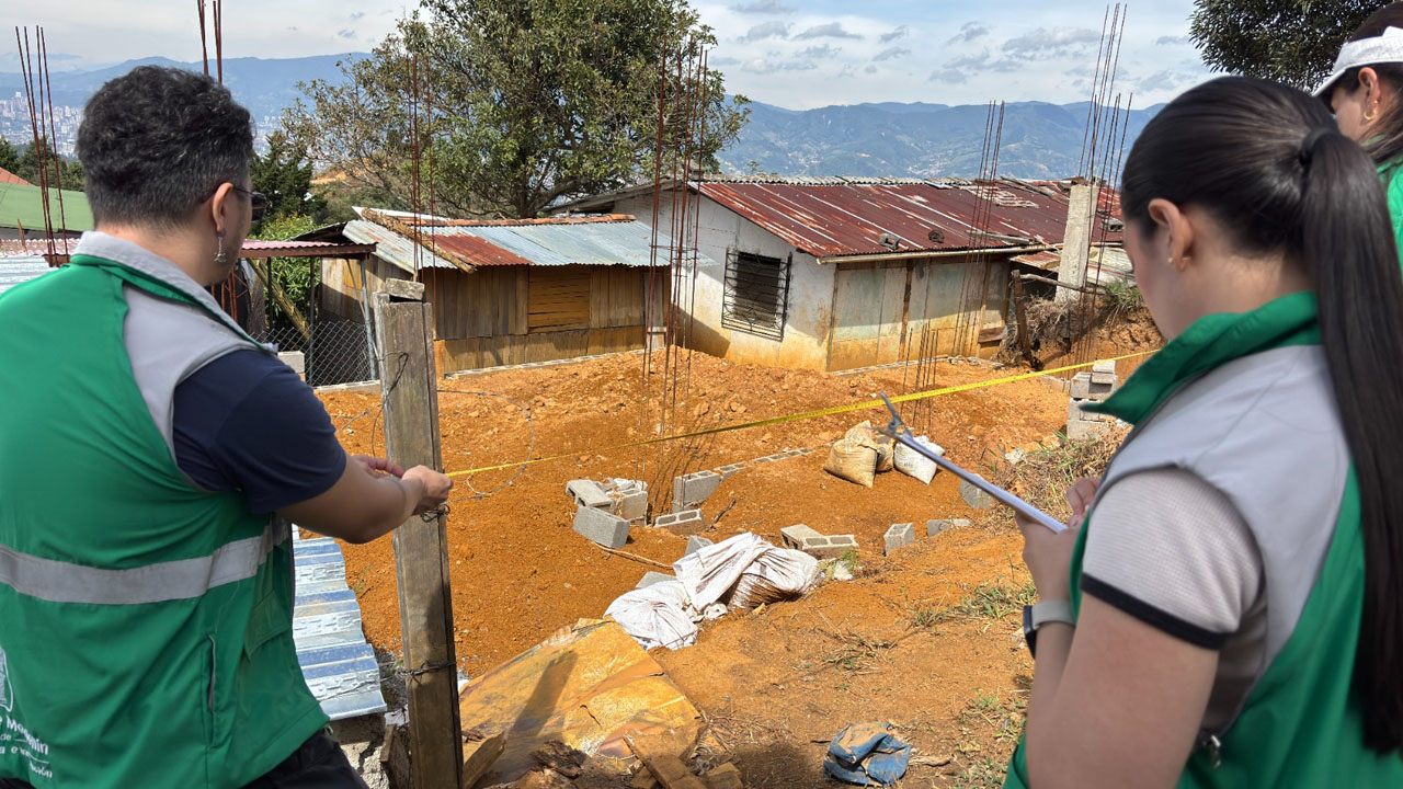 Imagen Alcaldía de Medellín suspendió cuatro construcciones sin licencia en Santa Elena (1)