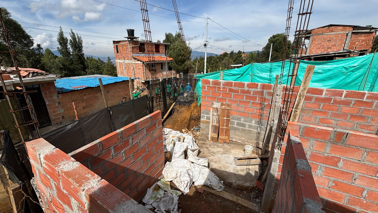Imagen Alcaldía de Medellín suspendió cuatro construcciones sin licencia en Santa Elena (5)