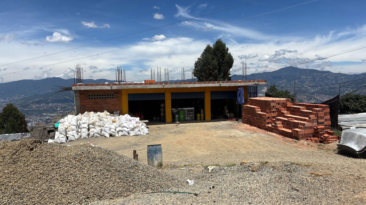Imagen Alcaldía de Medellín suspendió cuatro construcciones sin licencia en Santa Elena (6)