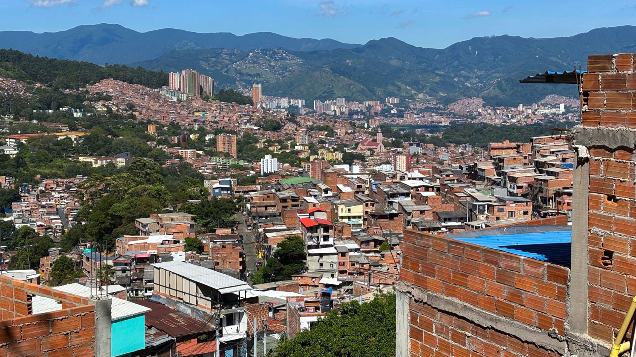 Imagen Alcaldía frenó seis construcciones en Villatina por riesgo (4)