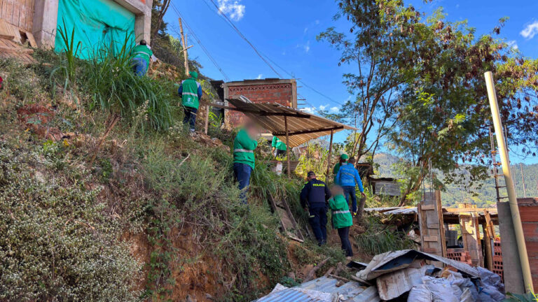 Imagen Alcaldía frenó seis construcciones en Villatina por riesgo (2)
