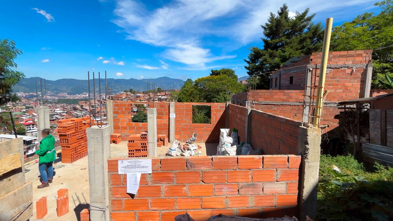 Imagen Alcaldía frenó seis construcciones en Villatina por riesgo (6)