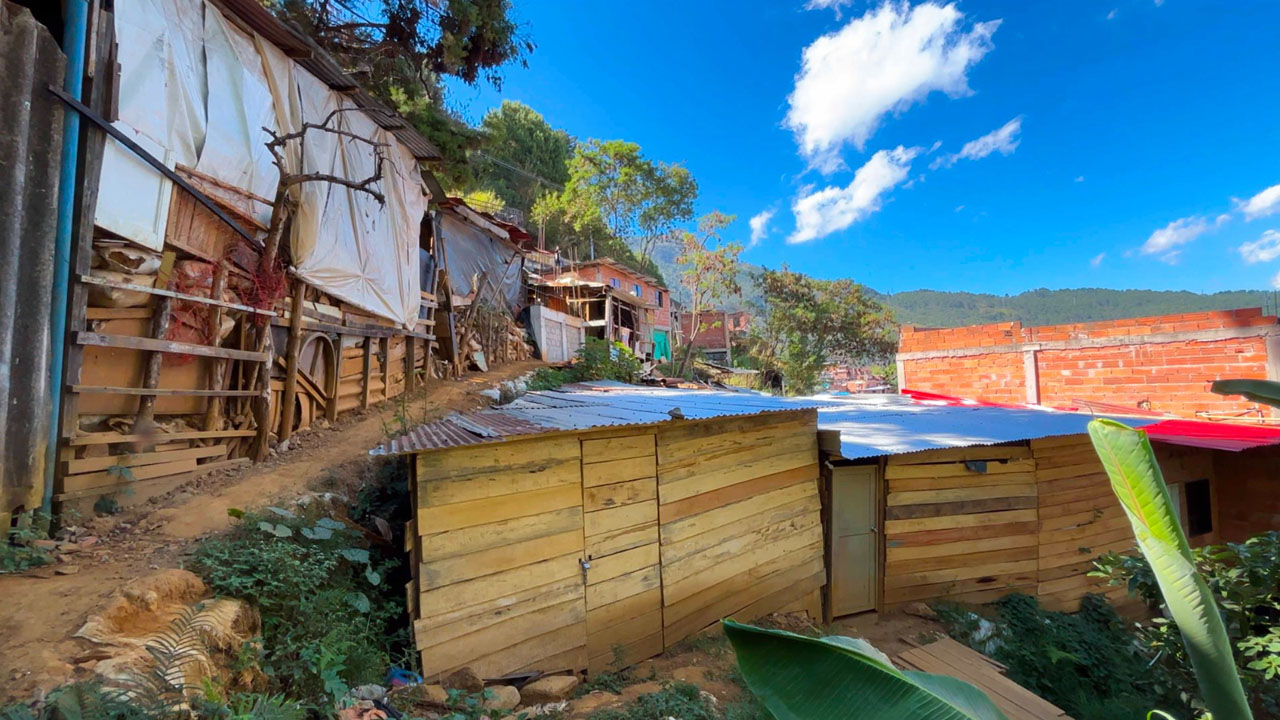 Imagen Alcaldía frenó seis construcciones en Villatina por riesgo (6)
