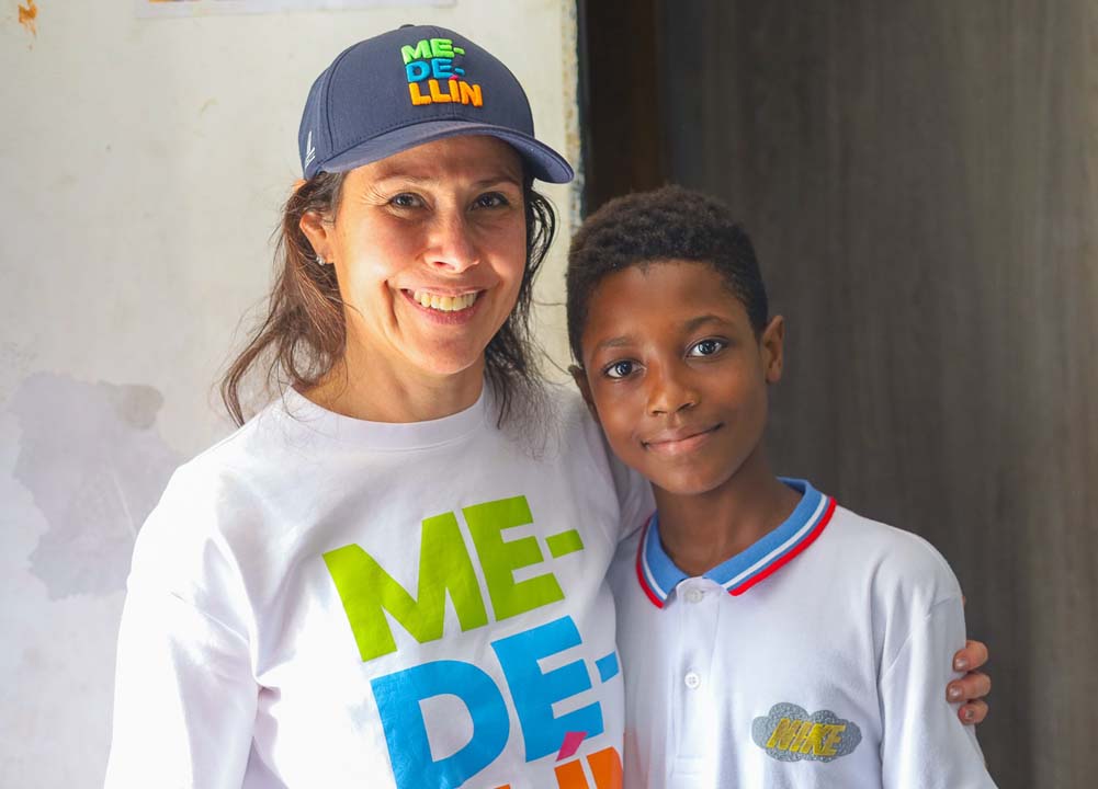 Luz María Ramírez, secretaria de Inclusión Social y Familia del Distrito, con niño beneficiario del programa alanza cero hambre
