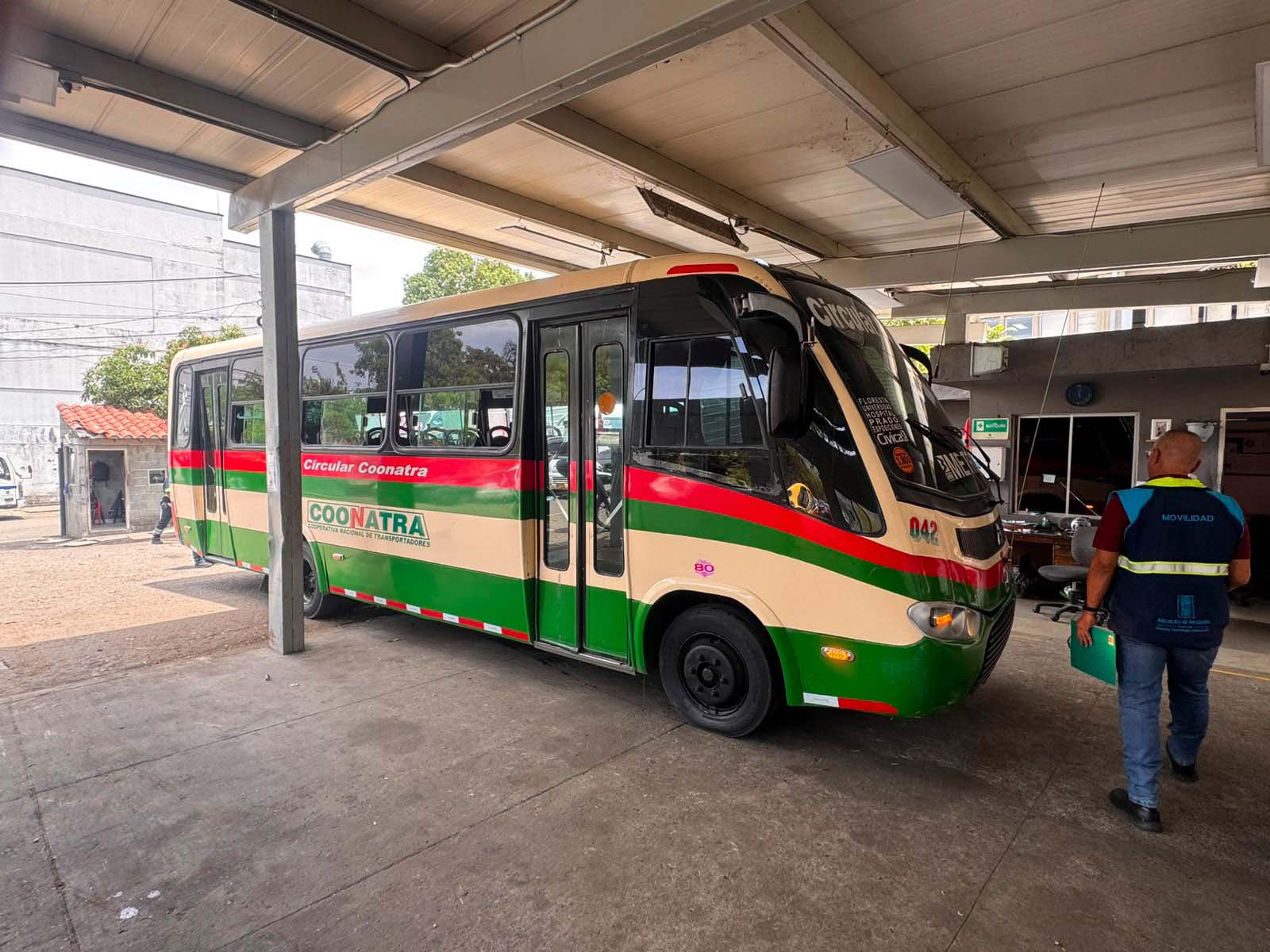 Imagen bus inmovilizado movilidad (4)