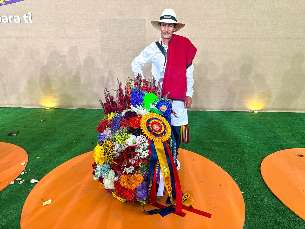 Imagen de Jhon Jairo Grajales Gómez, de la vereda El Porvenir de Santa Elena, Ganador Absoluto del Desfile de Silleteros Imagen de Jhon Jairo Grajales Gómez, de la vereda El Porvenir de Santa Elena, Ganador Absoluto del Desfile de Silleteros