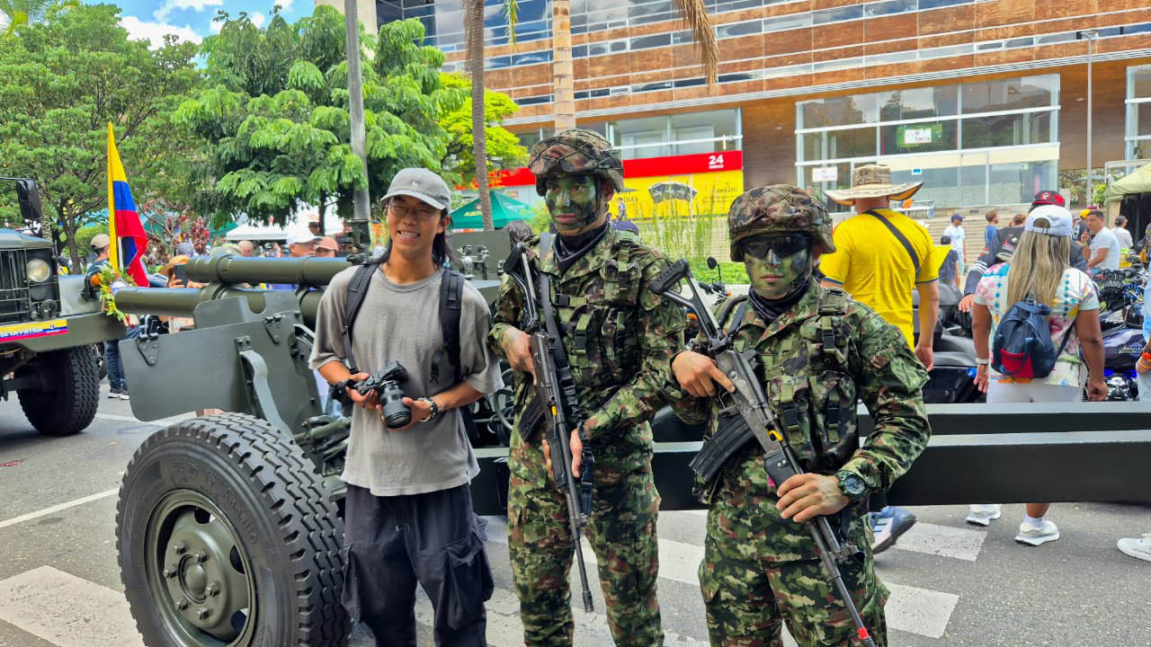 Imagen de asistente al Desfile Héroes de mi Patria con soldados