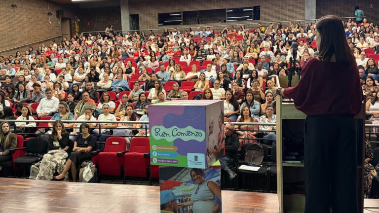 Imagen de asistentes a evento de Buen Comienzo