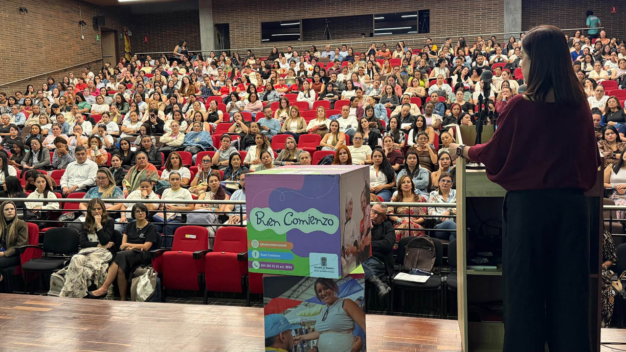 Imagen de asistentes a evento de Buen Comienzo