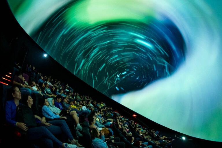Imagen de asistentes al Planetario de Medellín