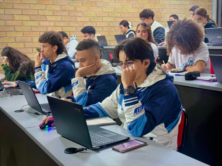Imagen de estudiantes en computadores