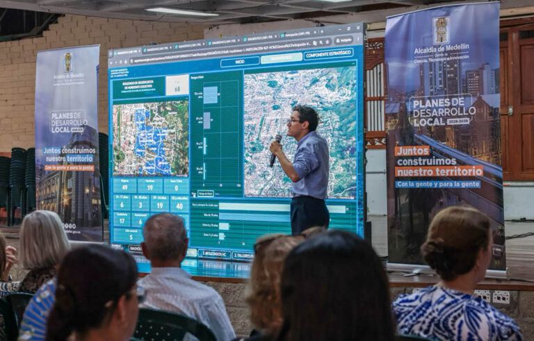 Imagen de funcionario exponiendo en una reunión
