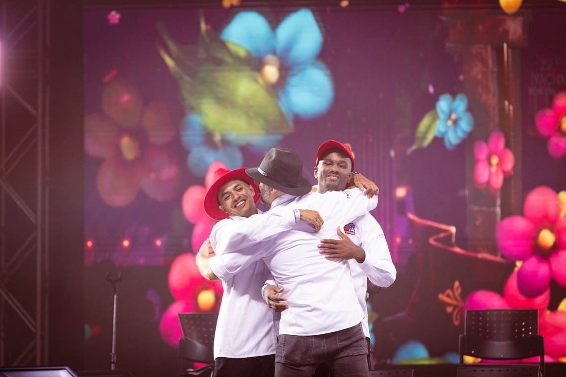 Imagen de ganadores celebrando en el Festival Nacional de la Trova 2026