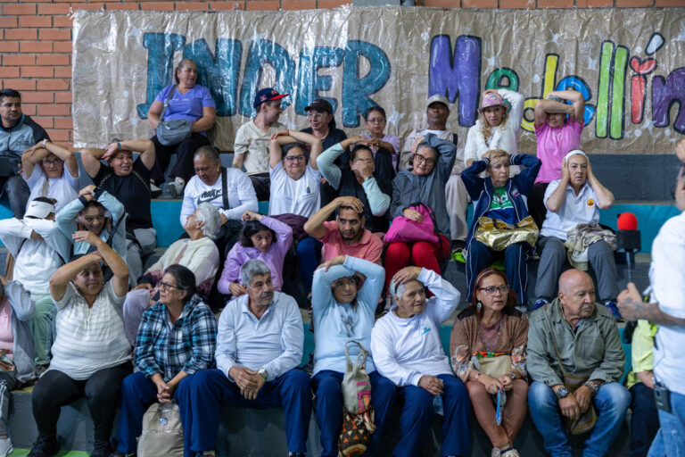 Imagen de grupo de adultos mayores en una actividad lúdica
