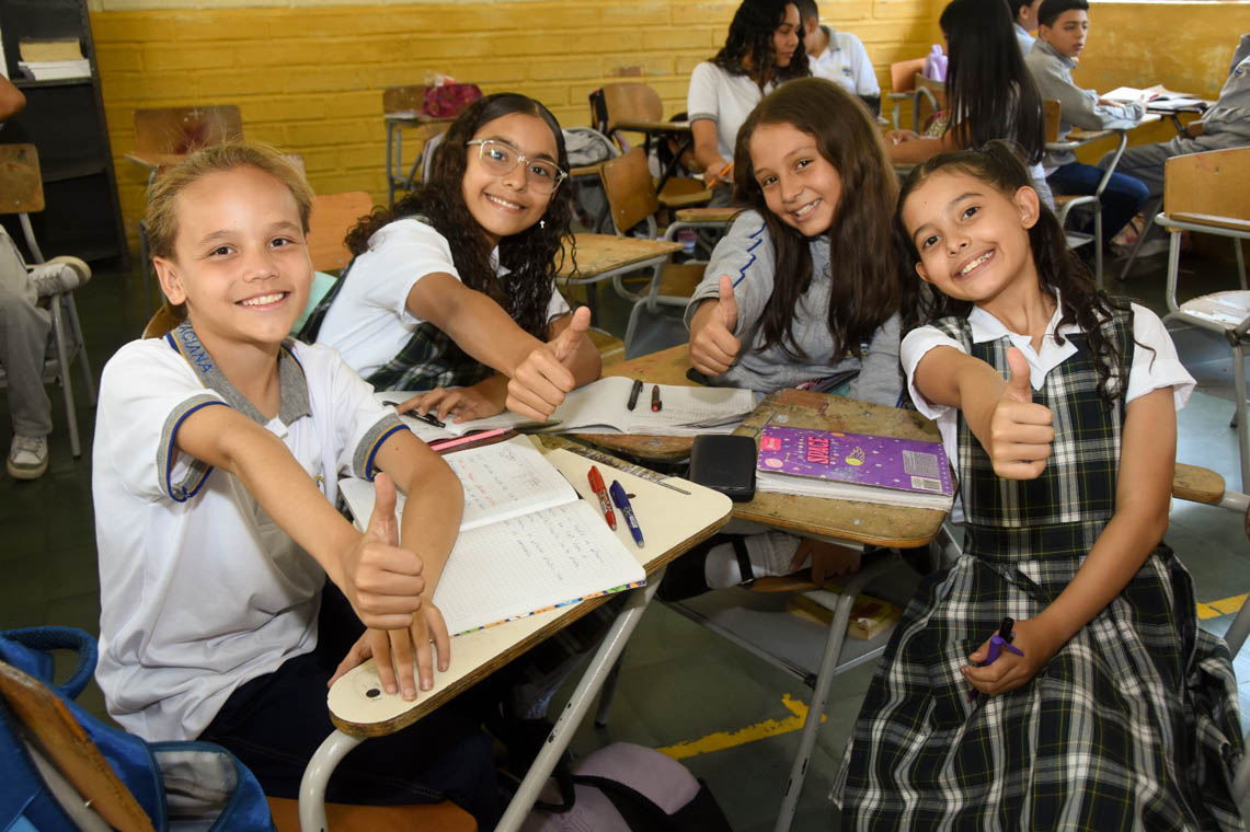 Imagen de grupo de estudiantes de colegio