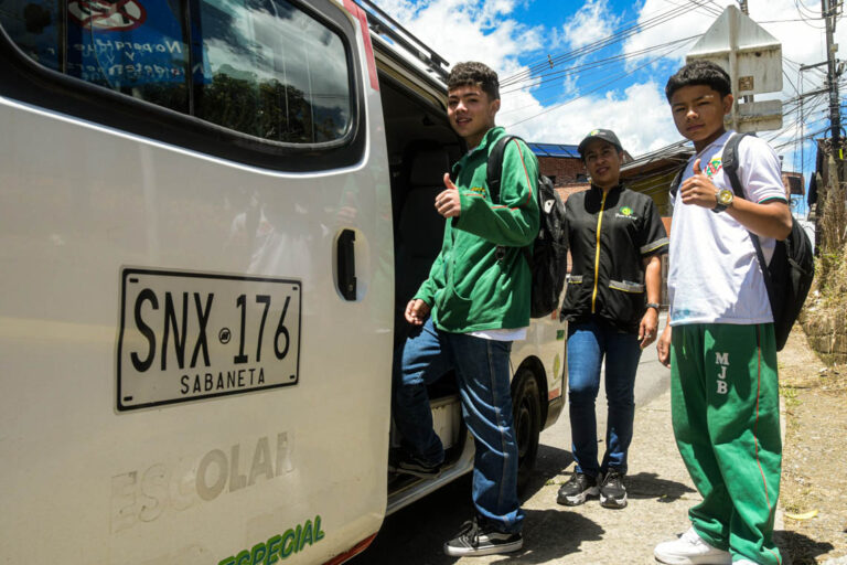 Imagen de grupo de estudiantes subiendo al transporte