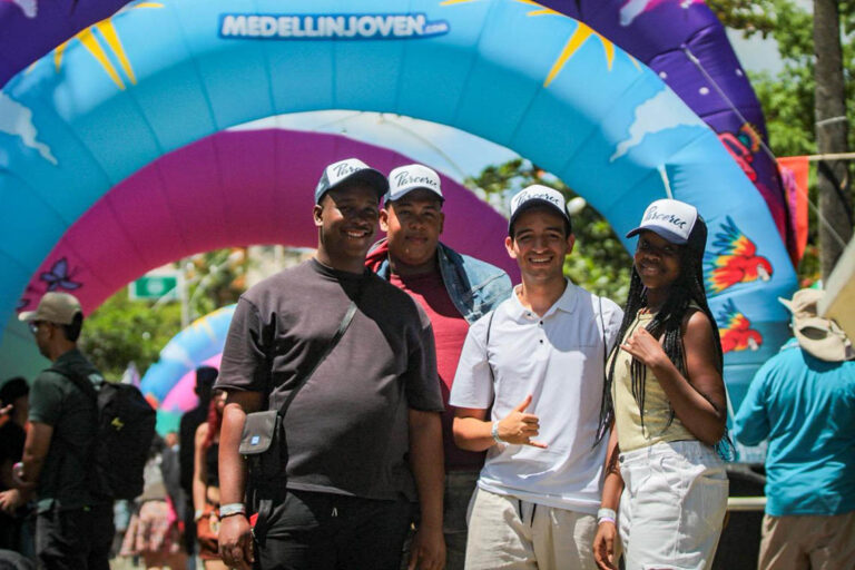 Imagen de grupo de jóvenes