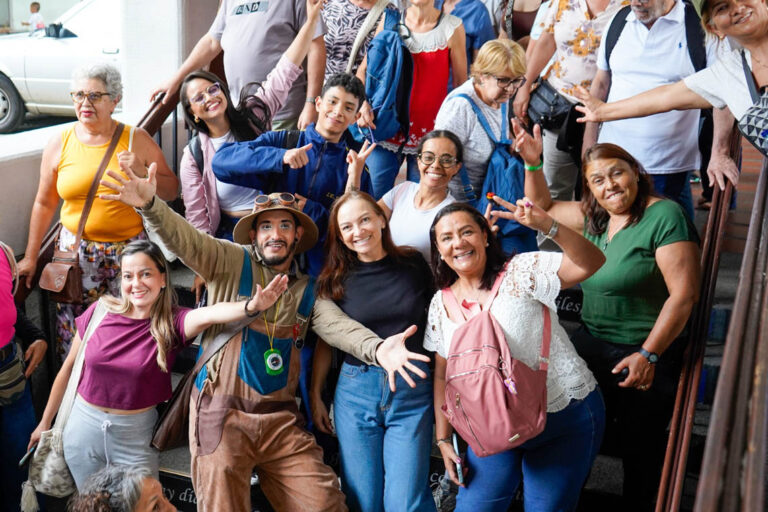 Imagen de grupo de personas sonrientes saludando
