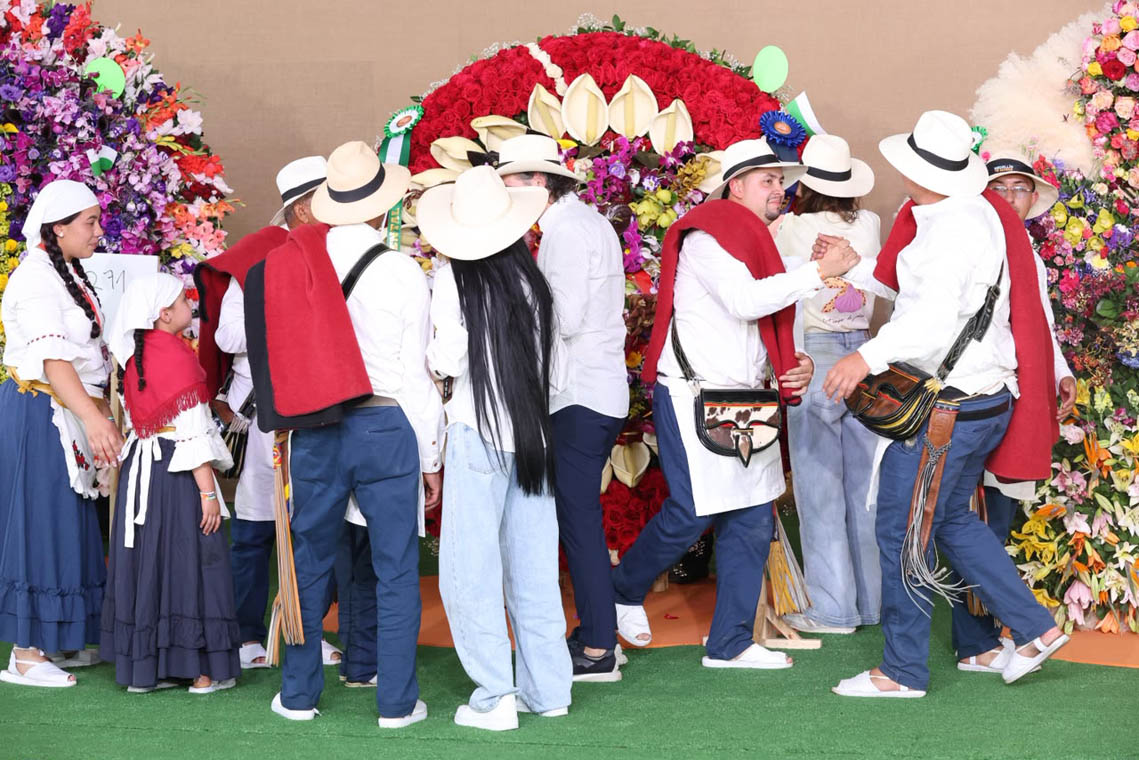 Imagen de grupo de silleteros celebrando la victoria como ganadores de la Silleta Monumental