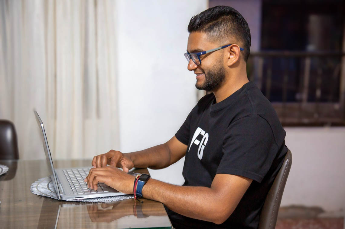 Imagen de joven estudiando en el computador