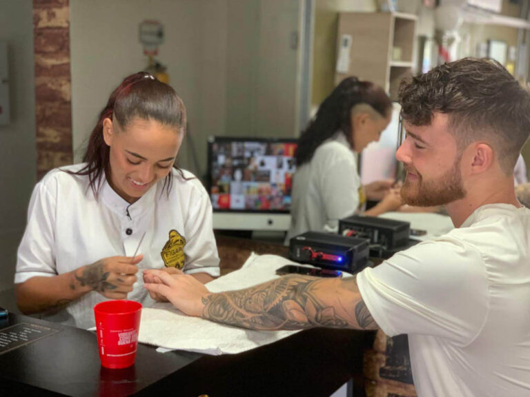 Imagen de joven haciéndose el manicure