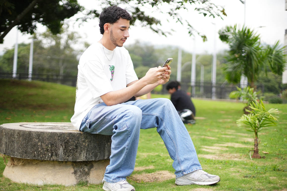 Imagen de joven revisando el celular