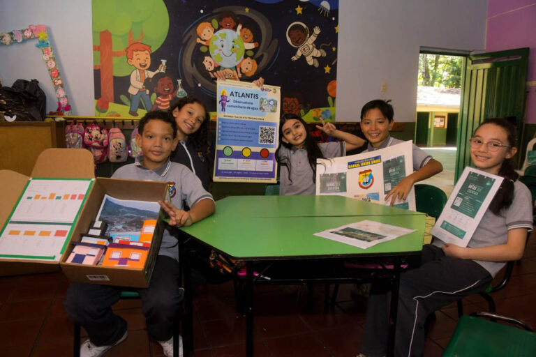 Imagen de jóvenes estudiantes enseñando un juego