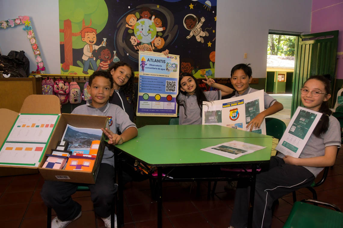 Imagen de jóvenes estudiantes enseñando un juego