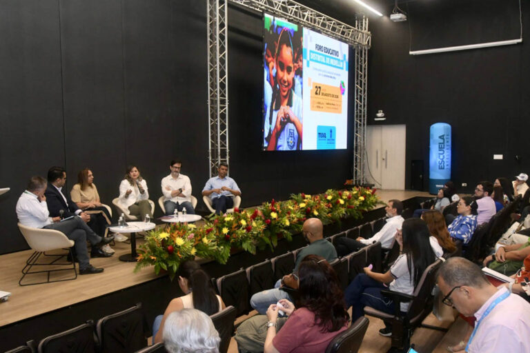 Imagen de panelista del foro distrital