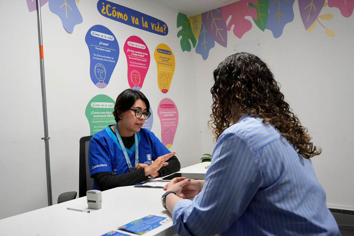 Imagen de psicóloga del escuchadero atendiendo a ciudadana