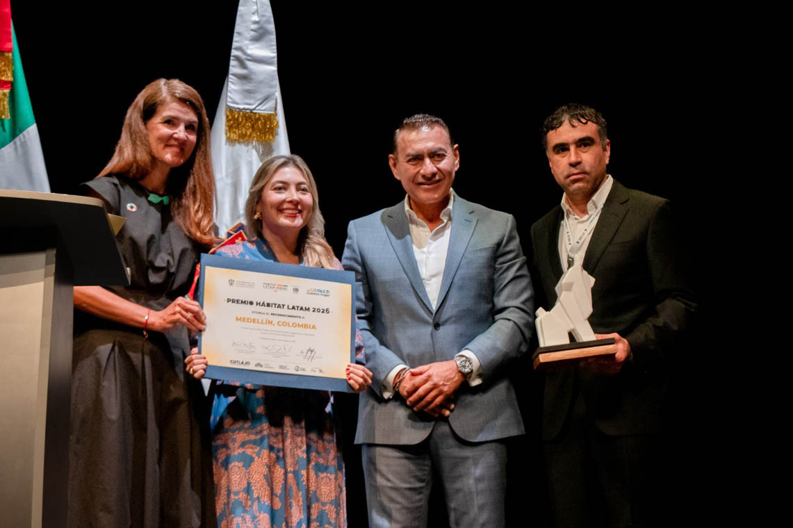 Imagen de recepción del Premio Hábitat LATAM 2026