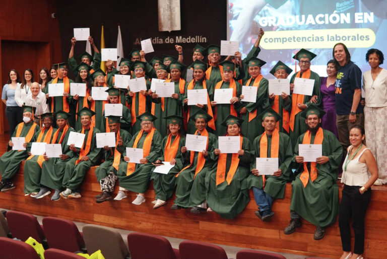 Imagen de recicladores recibiendo certificación