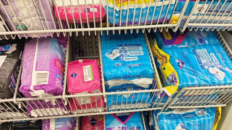 Imagen de toallas higiénicas en un supermercado