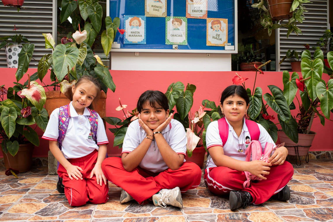 Imagen de tres estudiante sentados