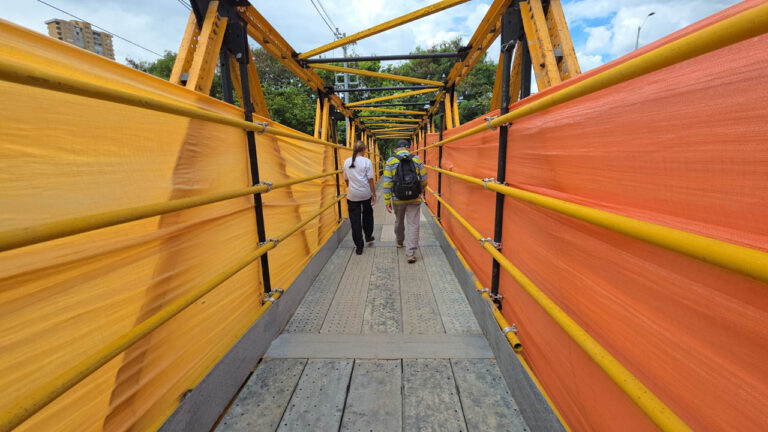 Imagen de un puente peatonal provisional