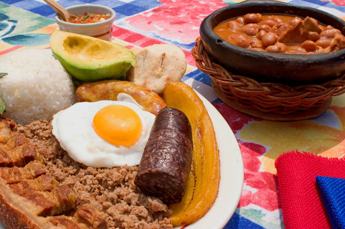 Imagen de una bandeja paisa