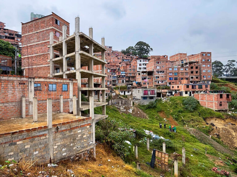 Imagen de una construcción en una pendiente