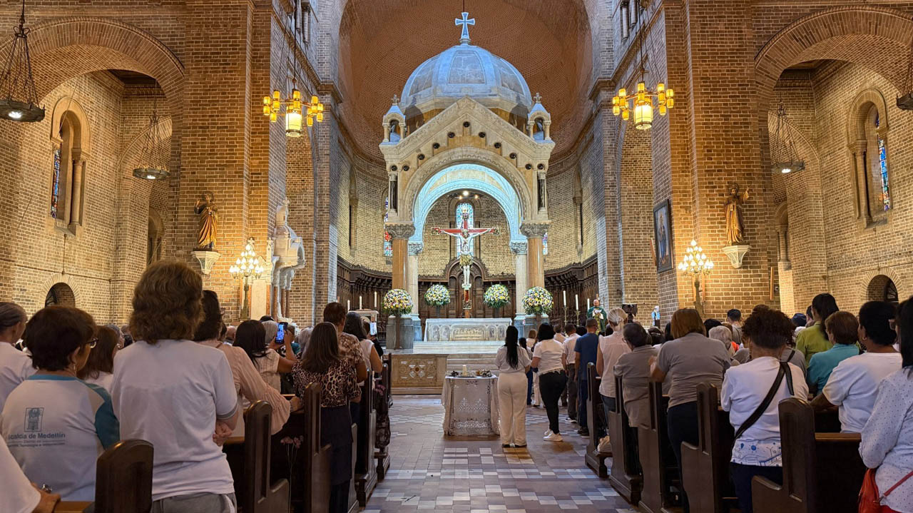 Imagen de una misa en la Catedral Metropolitana de Medellín