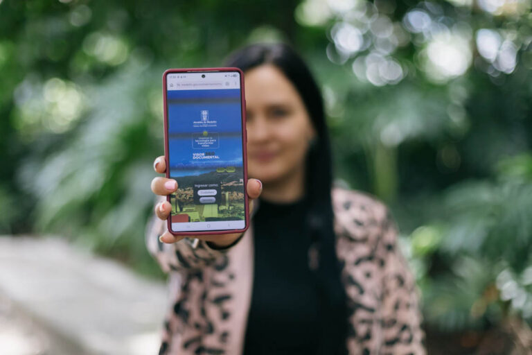 Imagen de una mujer mostrando una app