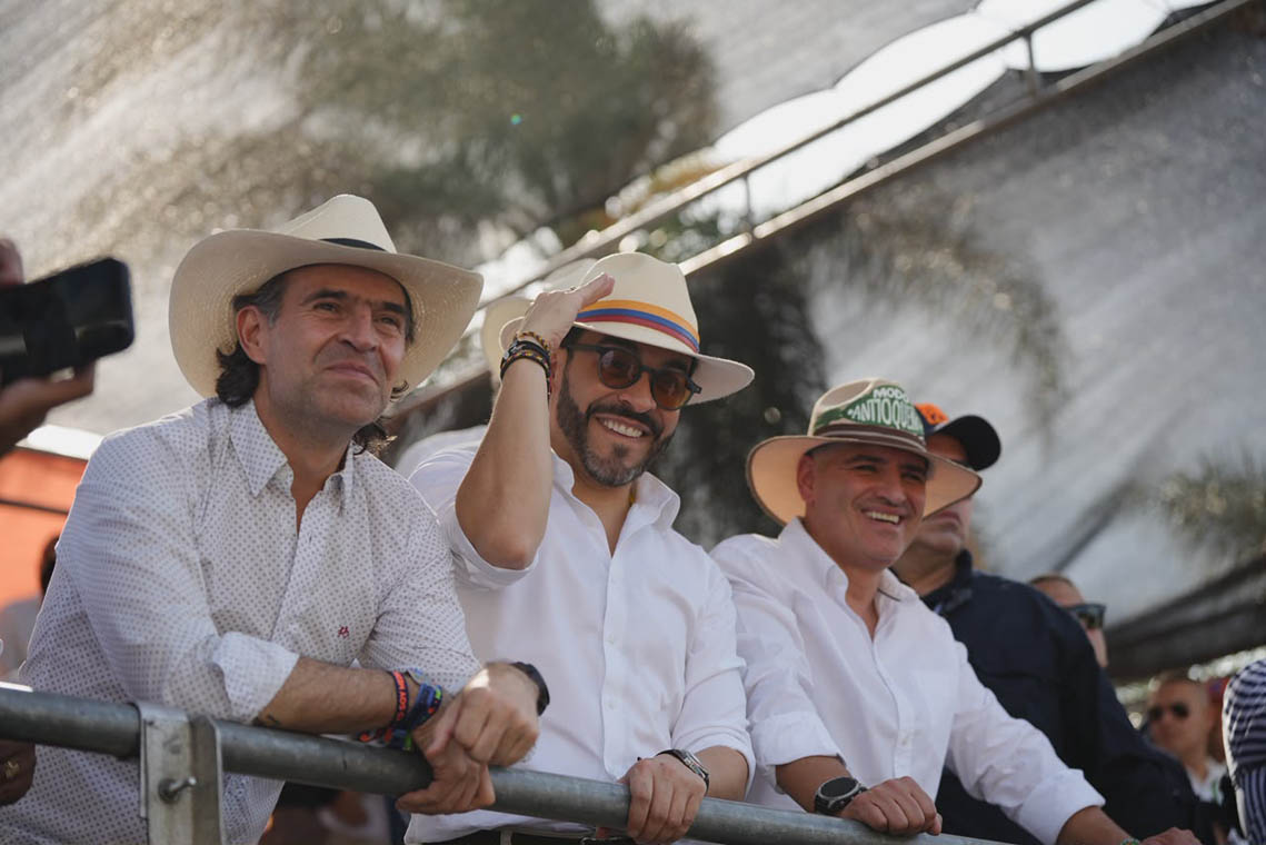 Imagen del alcalde, Federico Gutiérrez, con el gobernado de Antioquia, Andrés Julián Rendón y el presidente Abelardo de La Espriella 2