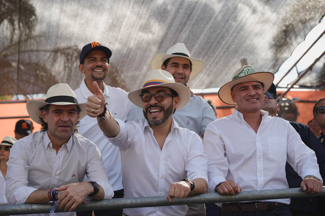 Imagen del alcalde, Federico Gutiérrez, con el gobernado de Antioquia, Andrés Julián Rendón y el presidente Abelardo de La Espriella
