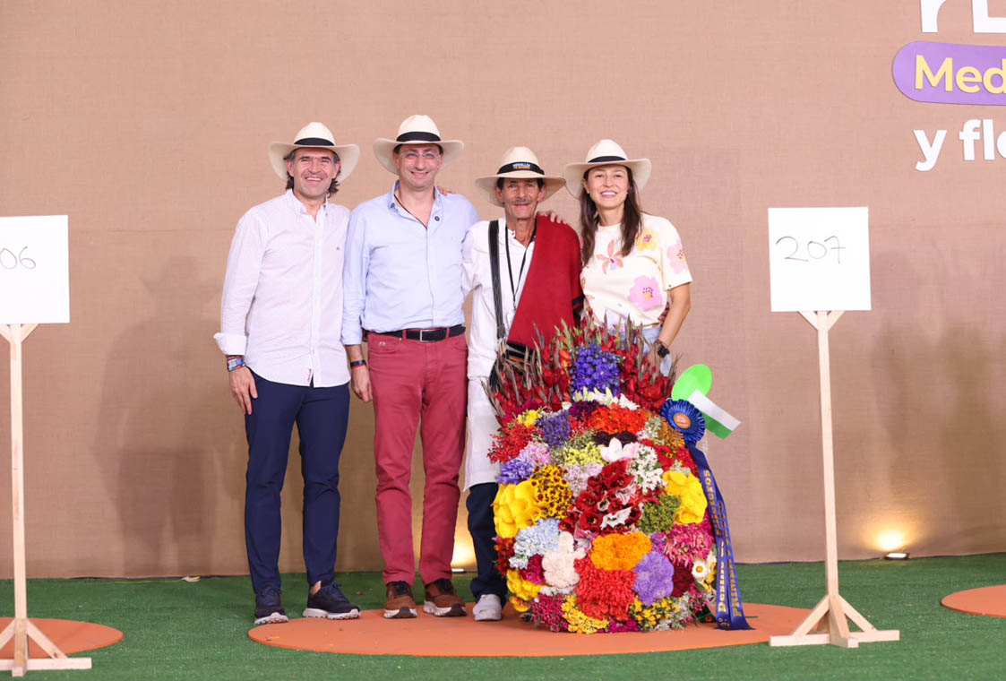 Imagen del alcalde, Federico Gutiérrez, con la primera Dama, Margarita Gómez, el viscepresidente , José Manuel Restrepo y el silletero Jhon Jairo Grajales