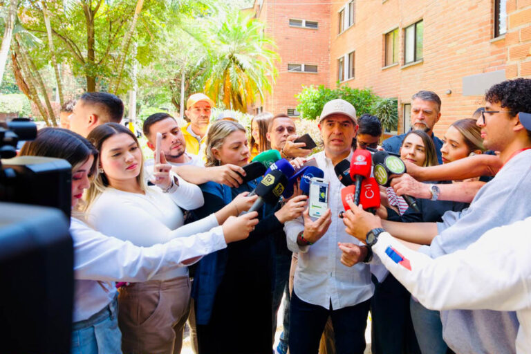 Imagen del alcalde de Medellín, Federico Gutiérrez Zuluaga con medios de comunicación