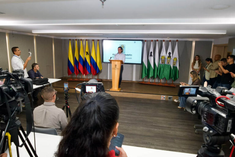 Imagen del alcalde de Medellín, Federico Gutiérrez Zuluaga, en una atención a medios
