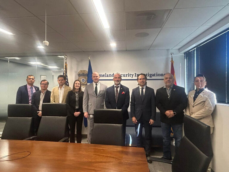 Imagen del alcalde de Medellín, Federico Gutiérrez, con funcionarios del gobierno de Estados Unidos